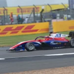 O piloto italiano Leonardo Fornaroli em ação na pista