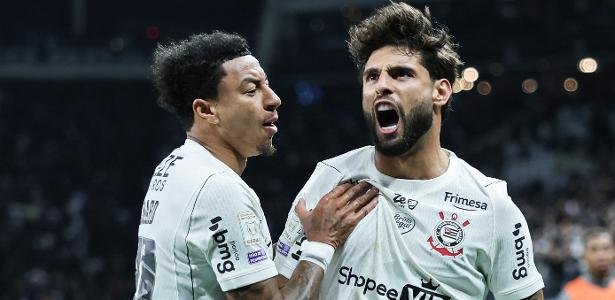 Lingard e Yuri Alberto celebram gol do Corinthians sobre o Vitória em jogo do Brasileirão