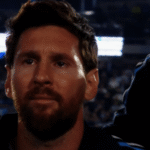 Lionel Messi chora durante hino nacional da Argentina antes de despedida da seleção