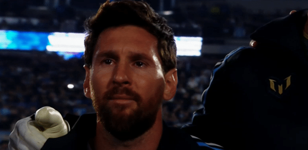 Lionel Messi chora durante hino nacional da Argentina antes de despedida da seleção