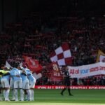 Torcida do Liverpool vaia e provoca Manchester City em clássico após condenação