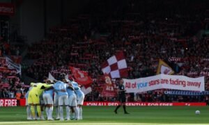 Torcida do Liverpool vaia e provoca Manchester City em clássico após condenação