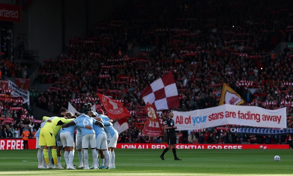 Torcida do Liverpool vaia e provoca Manchester City em clássico após condenação