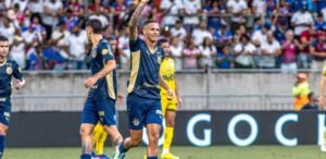 Reinaldo isola pênalti no fim, Bahia bate Mirassol e cola no G4