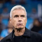 Grêmio busca acordo com Luís Castro, que mantém cobrança integral