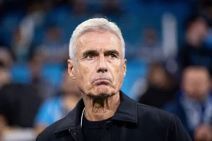 Grêmio busca acordo com Luís Castro, que mantém cobrança integral