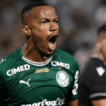 Marlon Freitas comemora gol anotado contra o Grêmio
