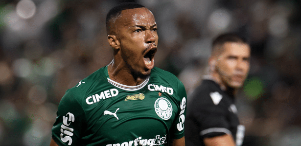 Marlon Freitas comemora gol anotado contra o Grêmio
