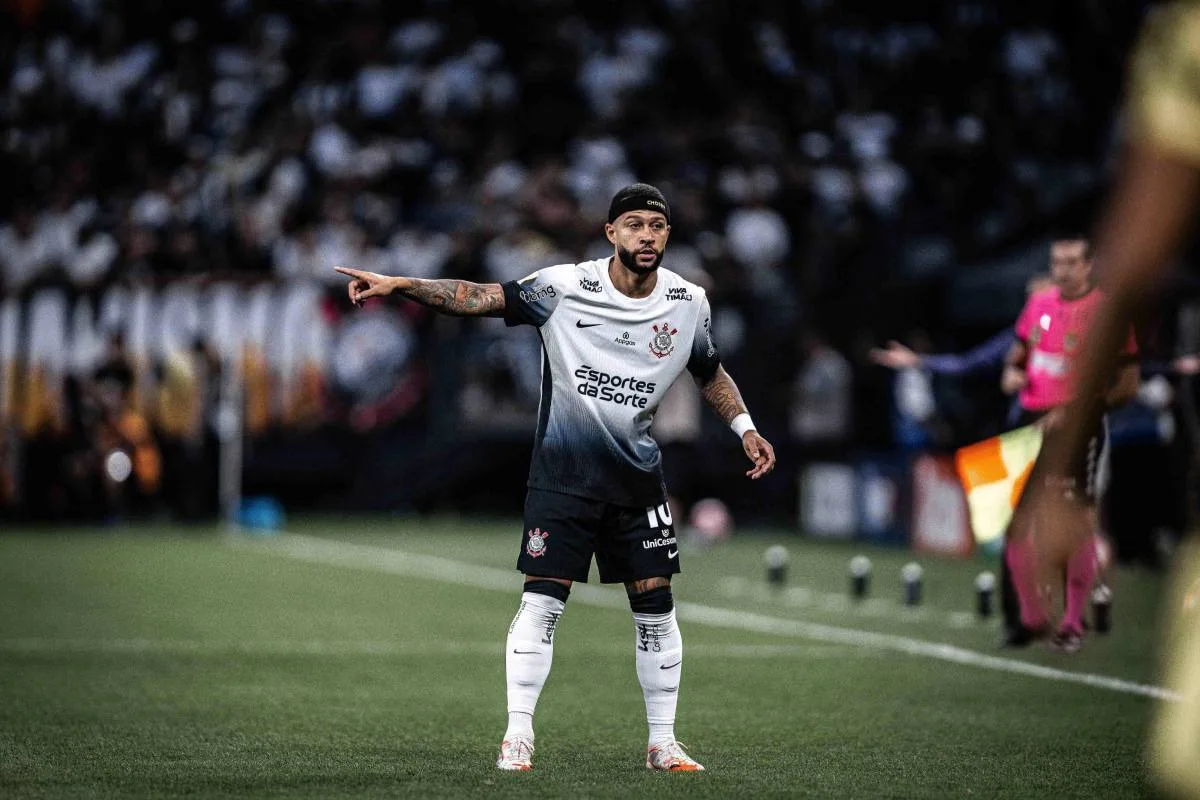 Corinthians vive crise nos bastidores e Memphis Depay se distancia do elenco
