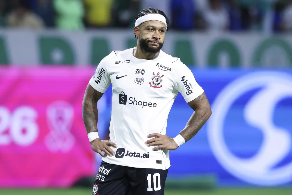 Corinthians informa lesões de Memphis Depay e Gabriel Paulista