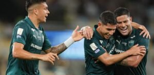 Savarino comemora com companheiros um gol pelo Fluminense contra o Coritiba no Brasileirão