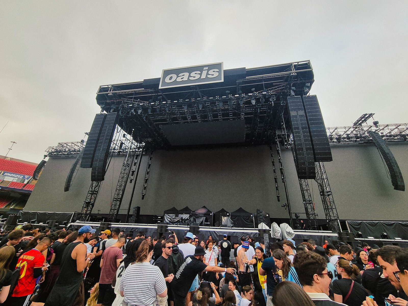Momentos antes do show do Oasis, Estádio MorumBIS, Morumbi, São Paulo, 23 de novembro de 2025