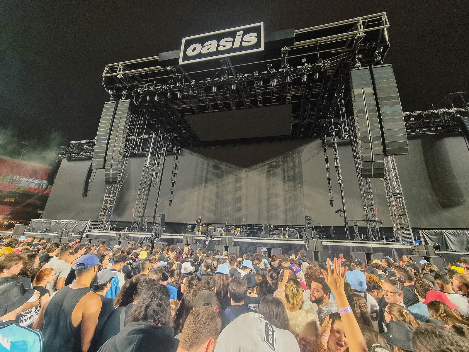 Momentos antes do show do Oasis, Estádio MorumBIS, Morumbi, São Paulo, 23 de novembro de 2025