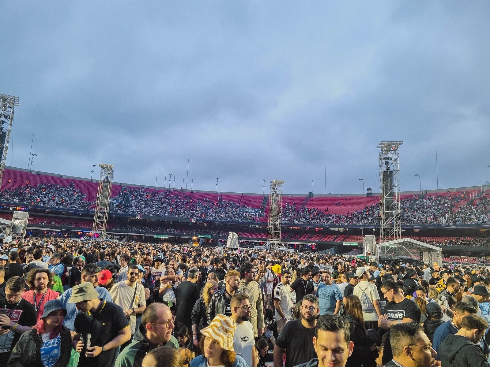 Momentos antes do show do Oasis, Estádio MorumBIS, Morumbi, São Paulo, 23 de novembro de 2025