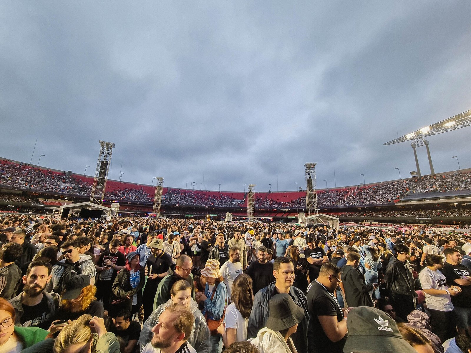 Momentos antes do show do Oasis, Estádio MorumBIS, Morumbi, São Paulo, 23 de novembro de 2025