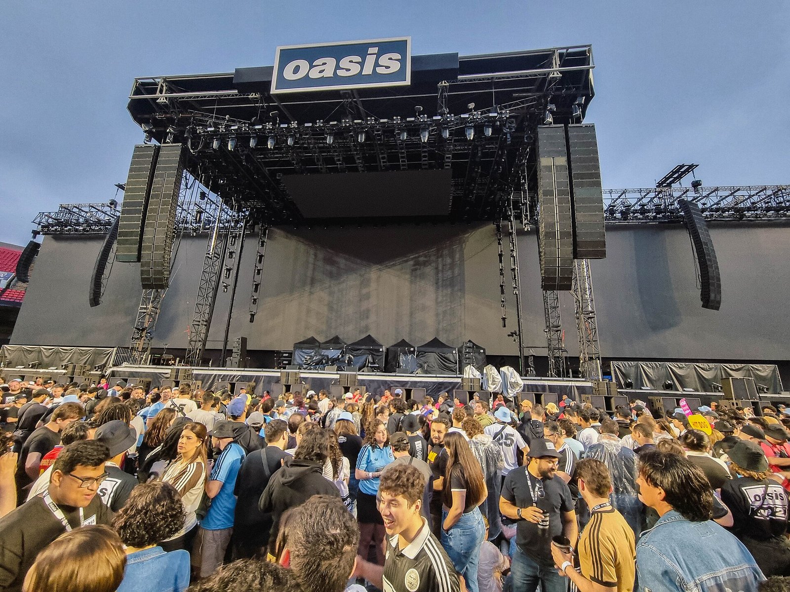 Momentos antes do show do Oasis, Estádio MorumBIS, Morumbi, São Paulo, 23 de novembro de 2025