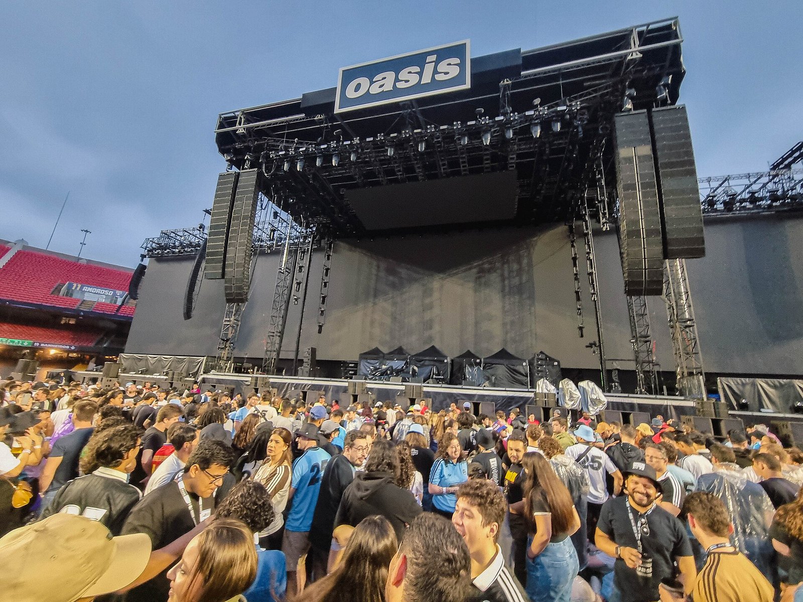 Momentos antes do show do Oasis, Estádio MorumBIS, Morumbi, São Paulo, 23 de novembro de 2025