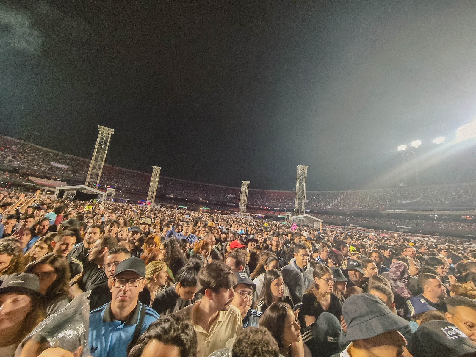 Momentos antes do show do Oasis, Estádio MorumBIS, Morumbi, São Paulo, 23 de novembro de 2025