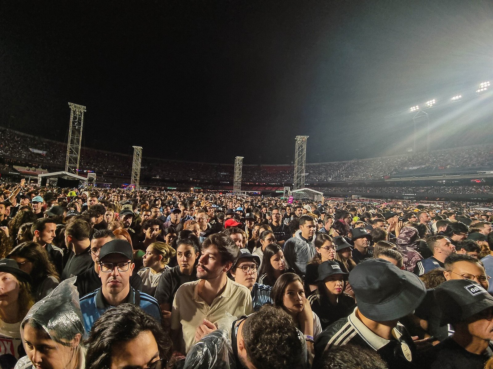 Momentos antes do show do Oasis, Estádio MorumBIS, Morumbi, São Paulo, 23 de novembro de 2025