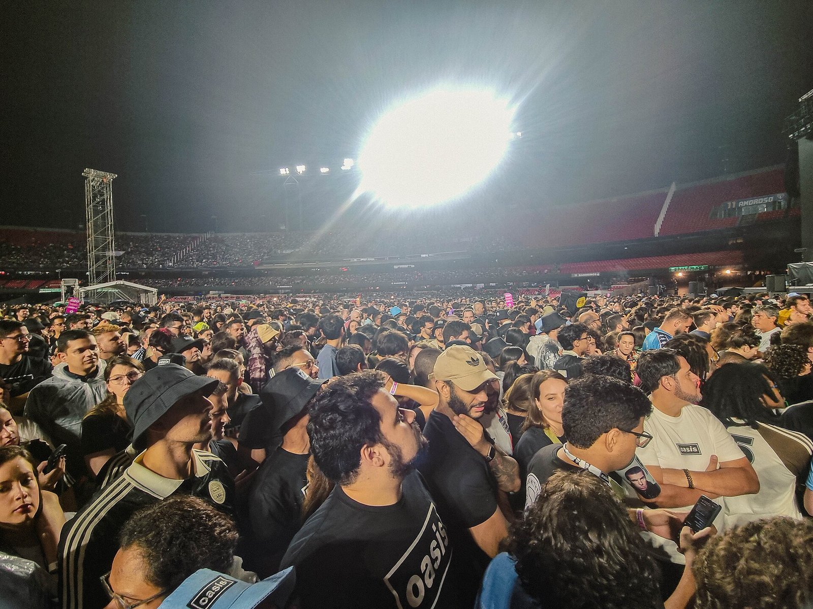 Momentos antes do show do Oasis, Estádio MorumBIS, Morumbi, São Paulo, 23 de novembro de 2025