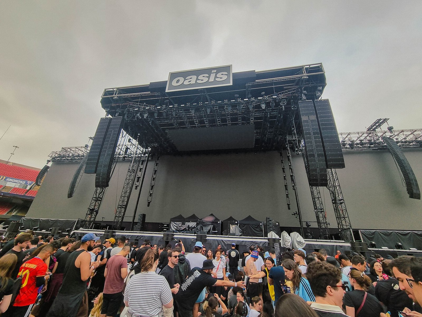 Momentos antes do show do Oasis, Estádio MorumBIS, Morumbi, São Paulo, 23 de novembro de 2025