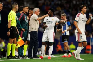 Mourinho defende Vini Jr. e critica ambiente em Madri