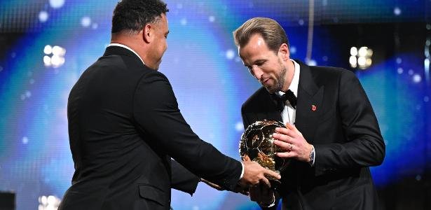 Na Bola de Ouro, Harry Kane recebe prêmio de melhor jogador do mundo das mãos do brasileiro Ronaldo