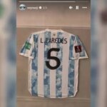 Neymar mostra camisa de Paredes após eliminação do Vasco para o Boca