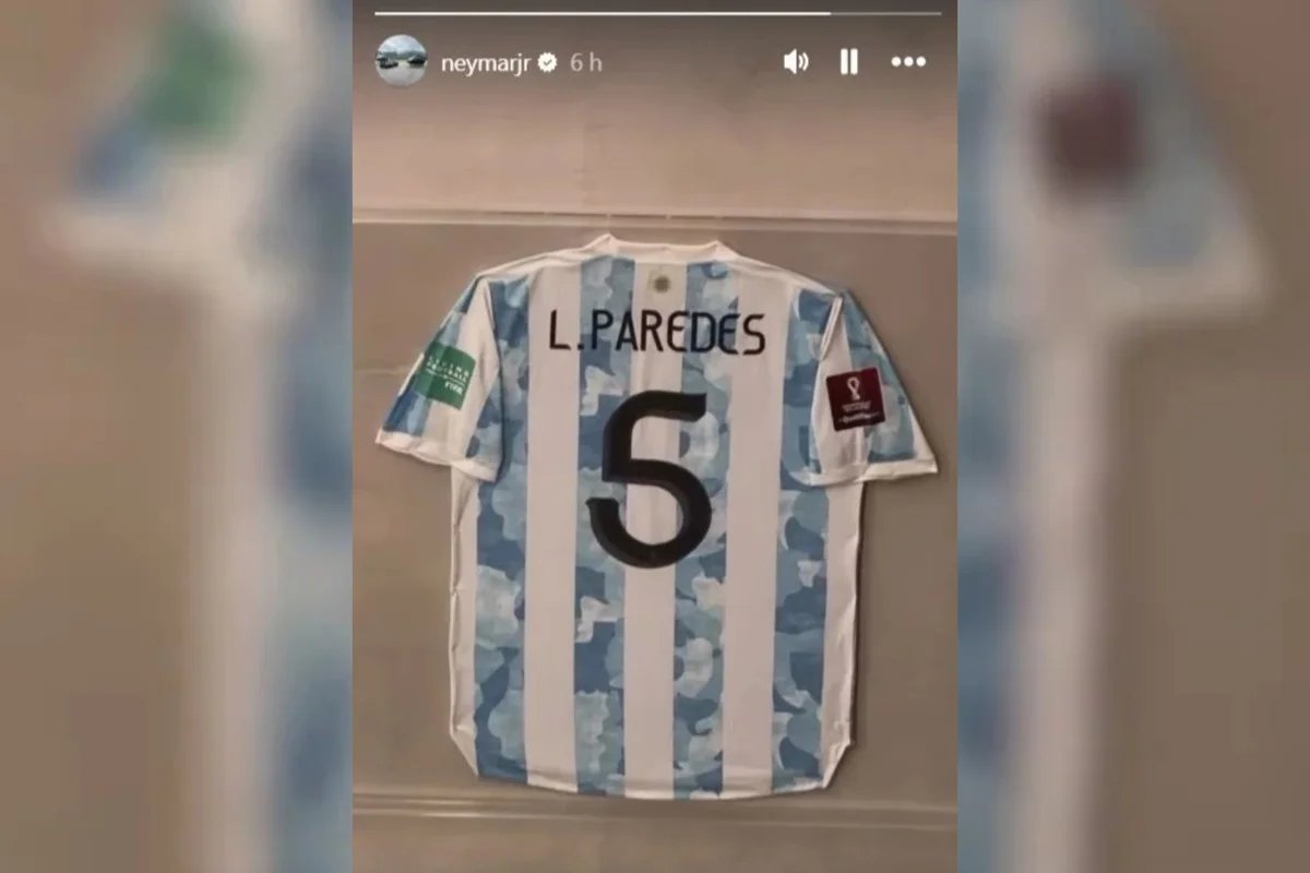 Neymar mostra camisa de Paredes após eliminação do Vasco para o Boca