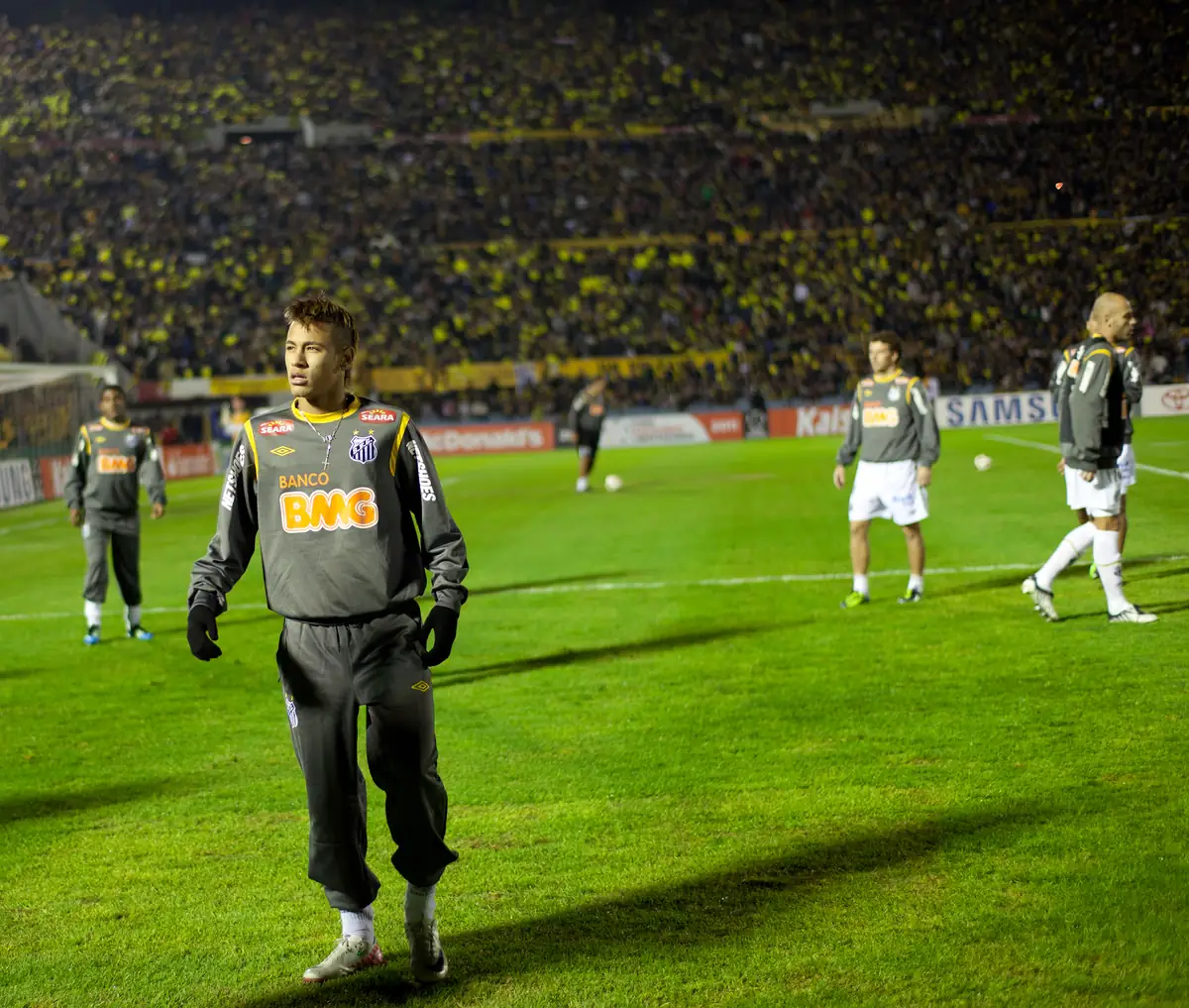 Neymar com o agasalho do Santos no aquecimento de jogo da Copa Libertadores de 2011
