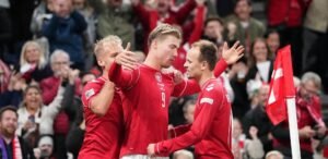 O dinamarquês Rasmus Hojlund, ex-Manchester United, marcou contra Portugal com bela cavadinha e comemorou como CR7