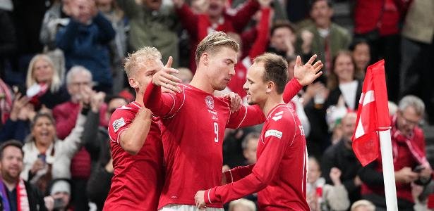 O dinamarquês Rasmus Hojlund, ex-Manchester United, marcou contra Portugal com bela cavadinha e comemorou como CR7