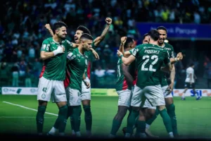 Palmeiras goleia Corinthians por 4 a 1 e pressiona Flamengo