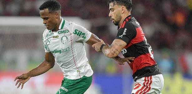 Paquetá e Arias em ação no jogo entre Flamengo e Palmeiras, no Maracanã, pelo Brasileirão
