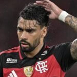 Paquetá se lamenta durante Flamengo x Estudiantes, duelo da Libertadores