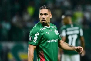 Paulinho sente dores após Palmeiras se classificar e vira dúvida