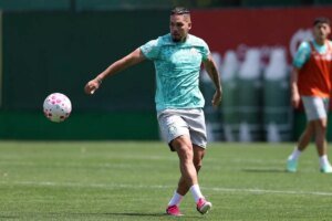 Paulinho indica retorno em Palmeiras x Corinthians: "Pronto para o Dérbi"