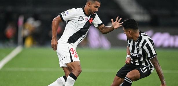 Paulo Henrique, do Vasco, durante clássico contra o Botafogo, no Nilton Santos