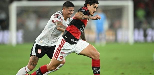 Pedro, do Flamengo, e Marcos Rojo, do Estudiantes, durante partida pela Libertadores