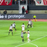 Placas de publicidade em São Paulo x Santos exibiu mensagem "Proibir não é proteger"
