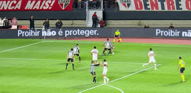 Placas de publicidade em São Paulo x Santos exibiu mensagem "Proibir não é proteger"