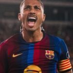 Raphinha comemora gol pelo Barcelona