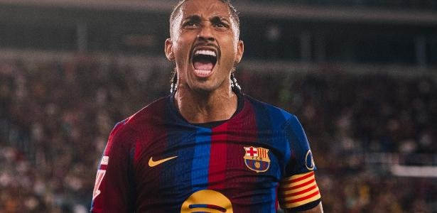 Raphinha comemora gol pelo Barcelona
