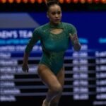 Rebeca Andrade durante final por equipes do Mundial de Ginástica Artística