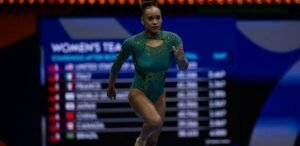 Rebeca Andrade durante final por equipes do Mundial de Ginástica Artística