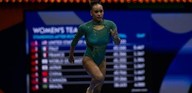 Rebeca Andrade durante final por equipes do Mundial de Ginástica Artística