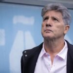 Renato Gaúcho comandando o Grêmio contra o Cruzeiro no Campeonato Brasileiro