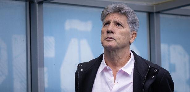 Renato Gaúcho comandando o Grêmio contra o Cruzeiro no Campeonato Brasileiro