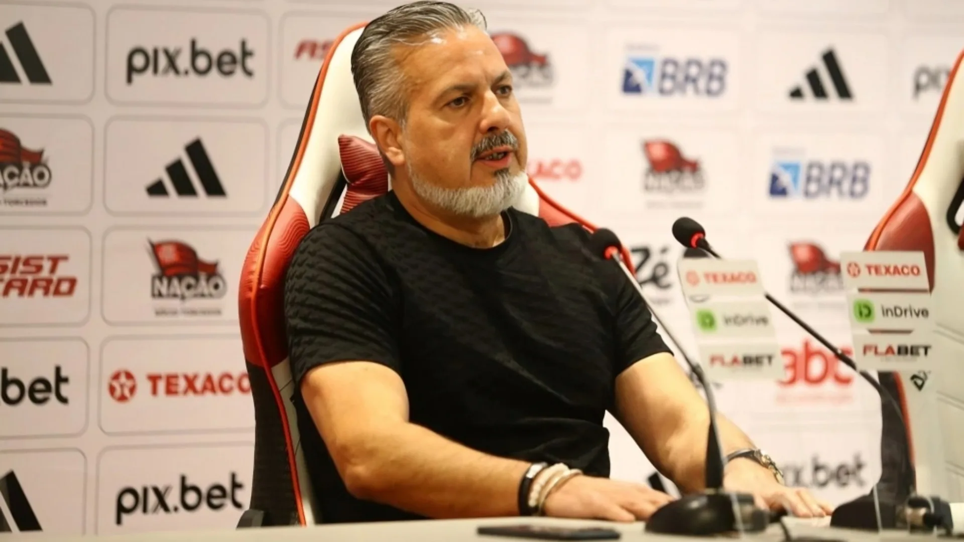 Boto explica crise no Flamengo: “Não vai ter atraso de salários”