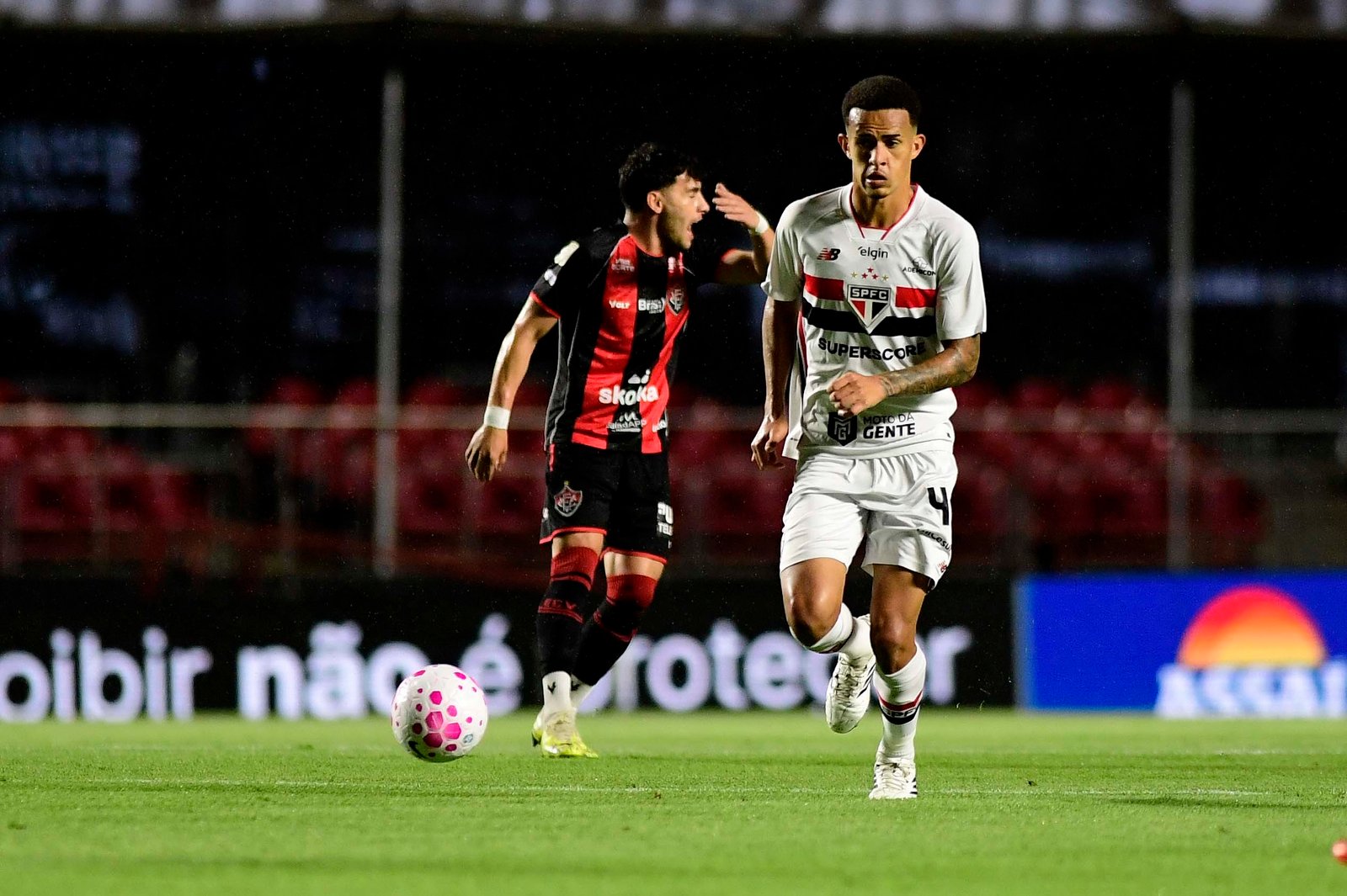 Djhordney recebe o terceiro cartão amarelo e desfalca o São Paulo contra o Vasco
